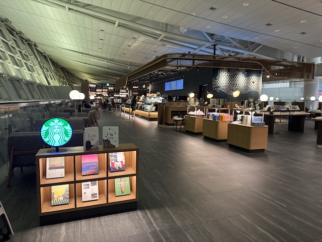 韓国　スタバ　仁川空港　ご当地　ブックカフェ