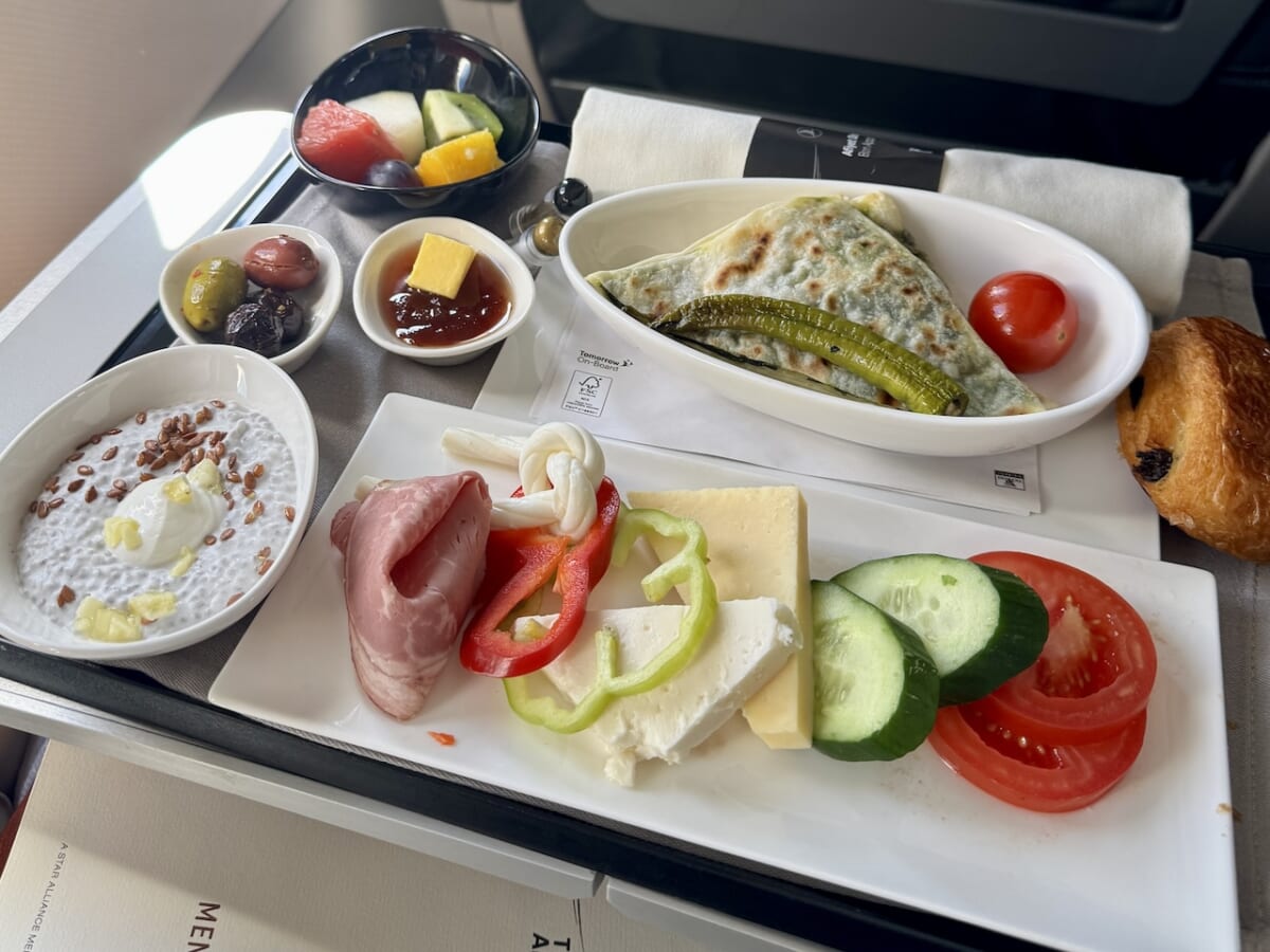 【短距離ビジネスクラスという選択】ターキッシュ エアラインズの機内食＆ドリンクがすごい！搭乗ルポ