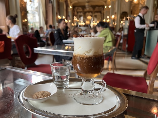 ブタペスト　ニューヨークカフェ　内観　世界一美しいカフェ　ハンガリーコーヒー
