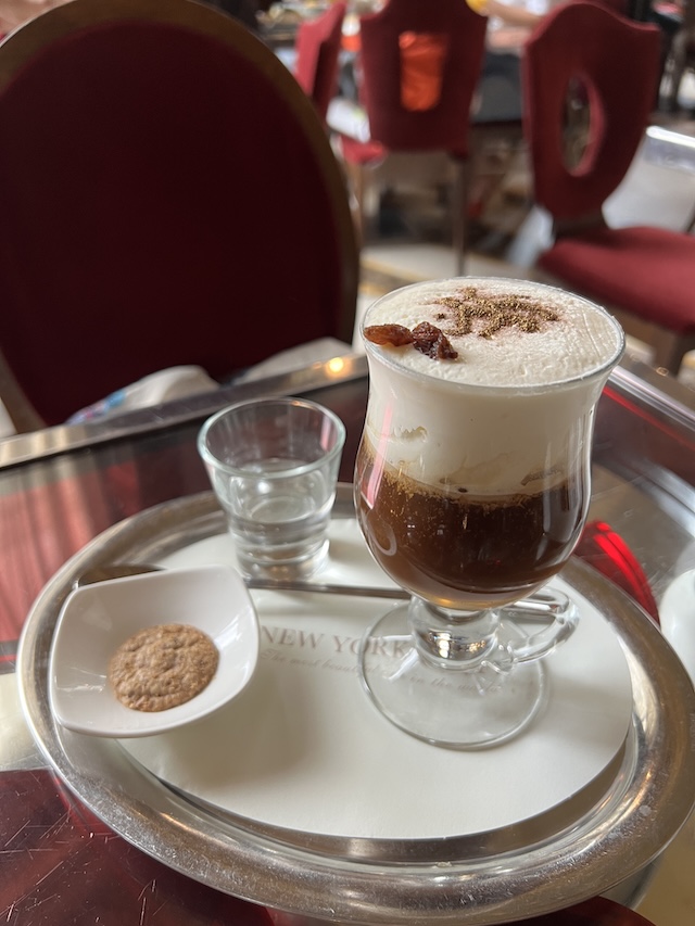 ブタペスト ニューヨークカフェ 内観 世界一美しいカフェ ハンガリーコーヒー