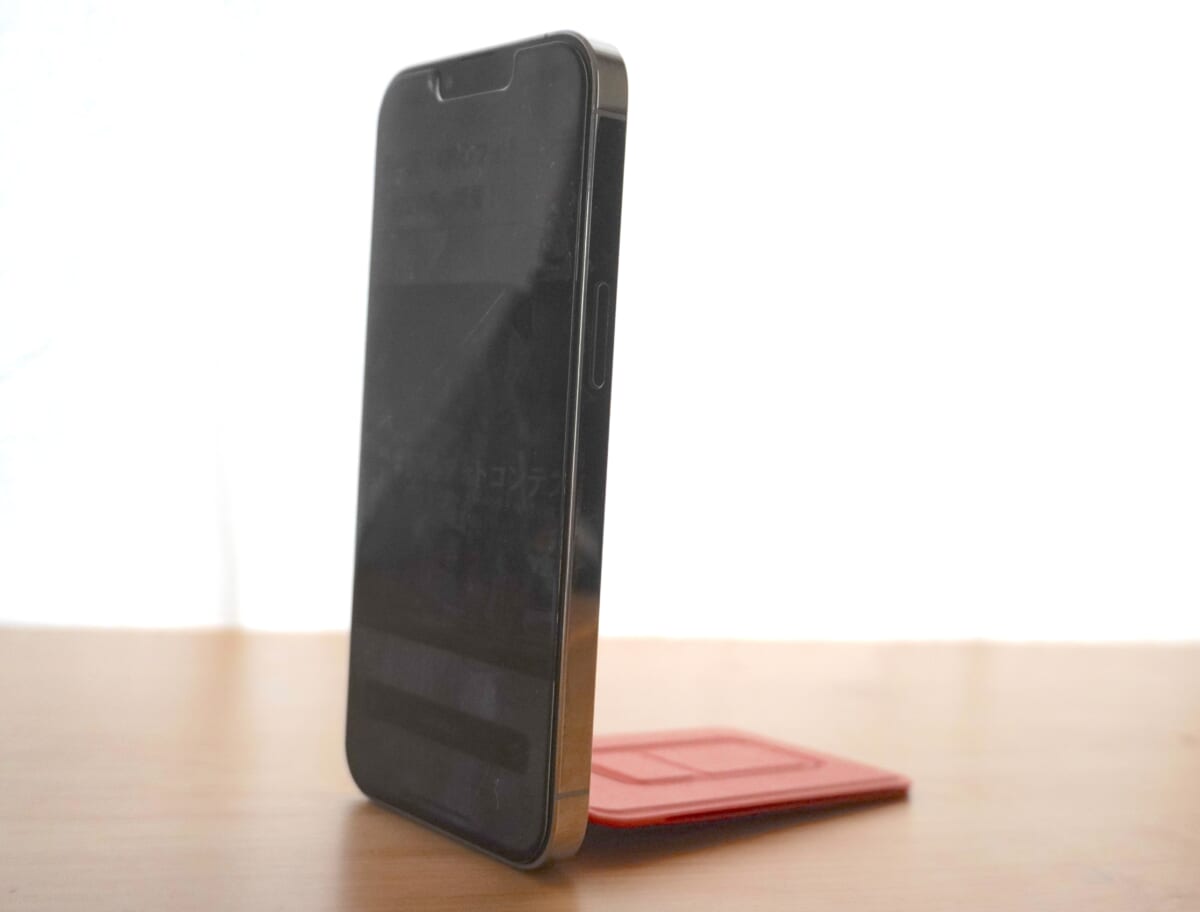 旅も日常も！スマホ生活の万能アイテム「MOFT 8-in-1スタンド」を使ってみた　スマホスタンド90度