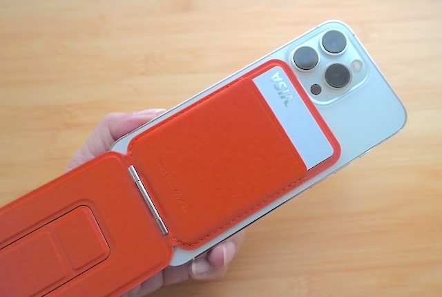 旅も日常も！スマホ生活の万能アイテム「MOFT 8-in-1スタンド」を使ってみた　カード収納ポケット