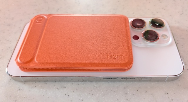 旅も日常も！スマホ生活の万能アイテム「MOFT 8-in-1スタンド」を使ってみた　スマホ取り付け時