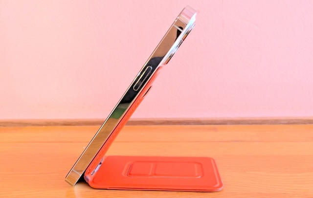 旅も日常も！スマホ生活の万能アイテム「MOFT 8-in-1スタンド」を使ってみた　スマホスタンド60度
