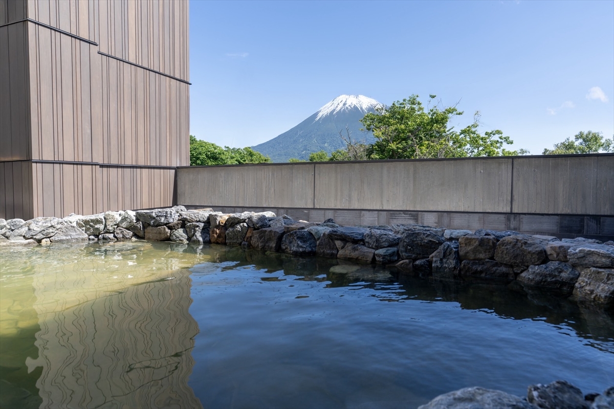 羊蹄山を望む絶景露天風呂とサウナが楽しめる「ゆころ温泉」ニセコひらふにプレオープン！｜北海道