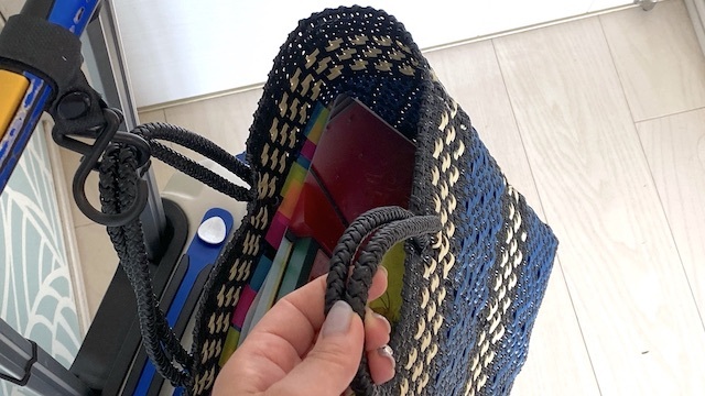 セリア　トラベル用フック付きベルト　バッグのハンドルも外しやすい