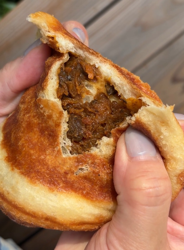 VERMICULAR POT MADE BAKERY　NEWoMan TAKANAWA（バーミキュラ ポットメイドベーカリー　ニュウマン高輪店）バーミキュラの無水カレーパン　580円　断面