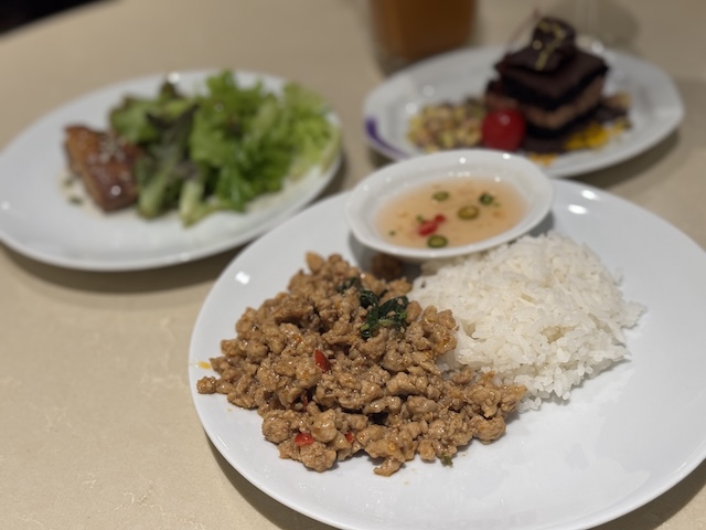 タイ航空　スワンナプーム空港　Royal Orchid Prestige Lounge　ビジネスクラス　料理　ラウンジ