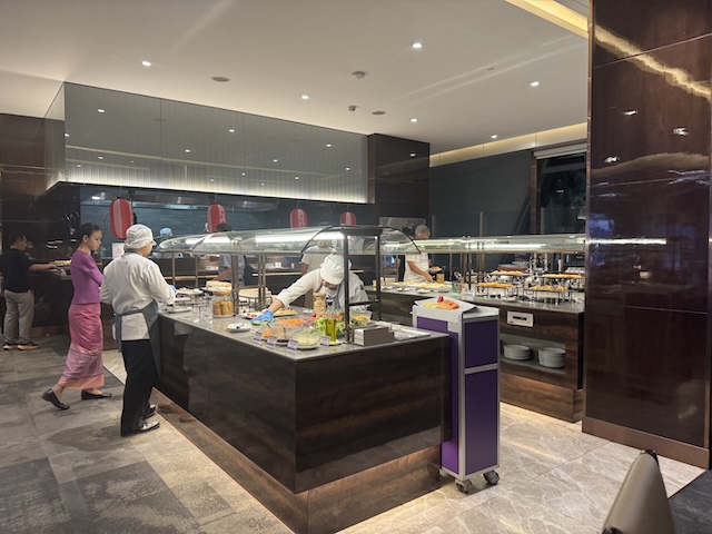 タイ航空　スワンナプーム空港　Royal Orchid Prestige Lounge　ビジネスクラス　ビュッフェ