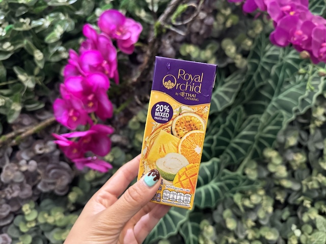 タイ航空　スワンナプーム空港　Royal Orchid Prestige Lounge　ビジネスクラス　ジュース