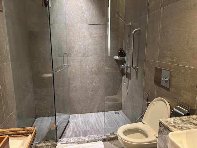 タイ航空　スワンナプーム空港　Royal Orchid Prestige Lounge　ビジネスクラス　シャワー