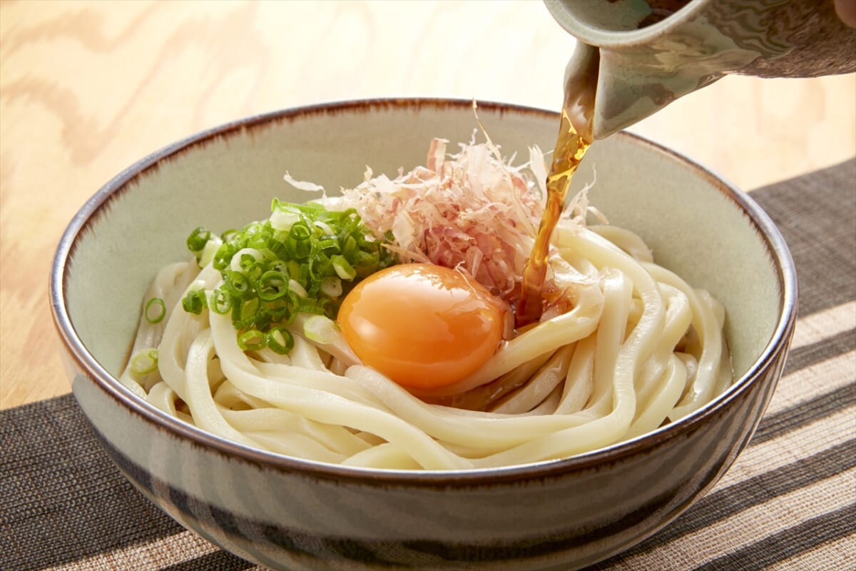 【実はソレ香川が発祥！】今や全国に広がった「釜玉うどん」や日本食研など！各スポットの観光情報も紹介