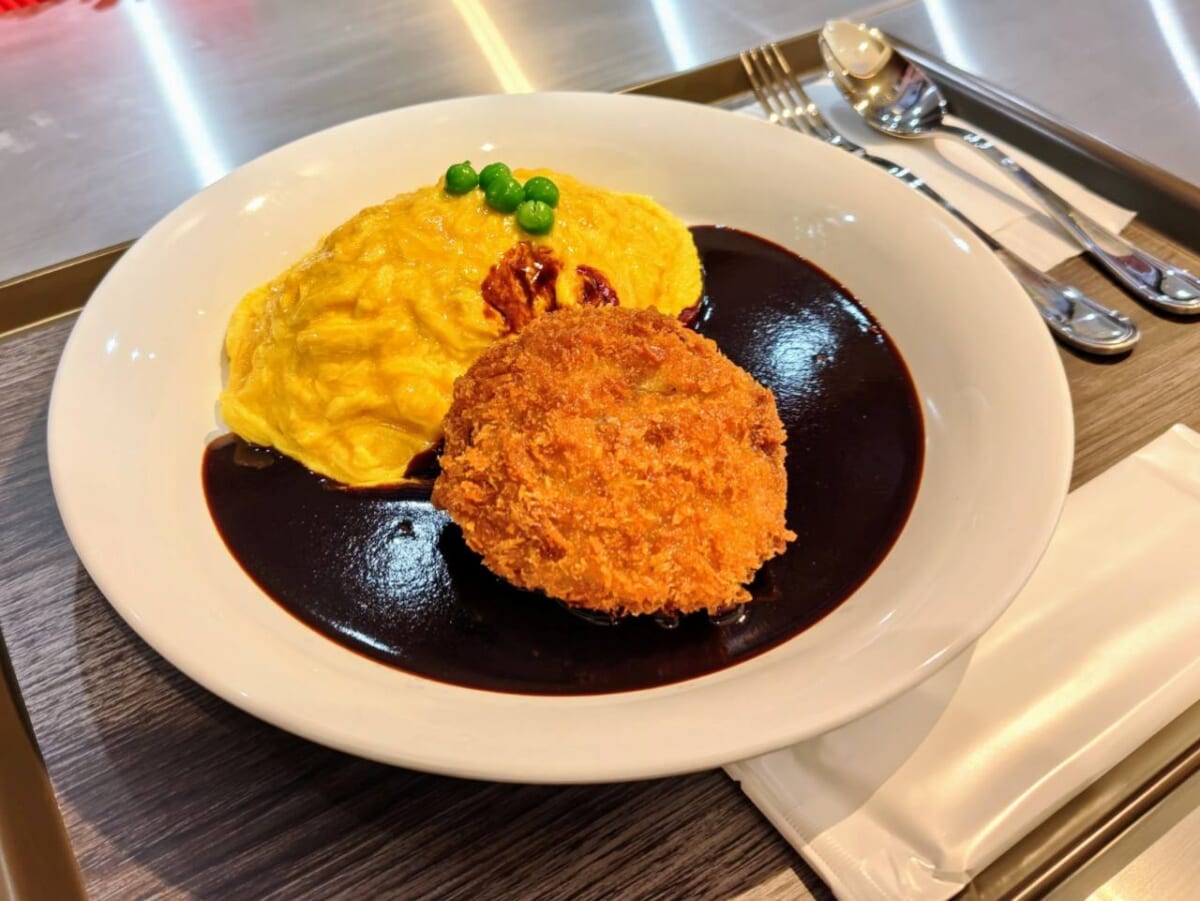 東京都大田区・羽田空港第1ターミナル・フードコートエリア「Sora chika」（「洋食屋 銀座グリルカーディナル エクスプレス」羽田空港限定・黒毛和牛入りメンチカツプレート）