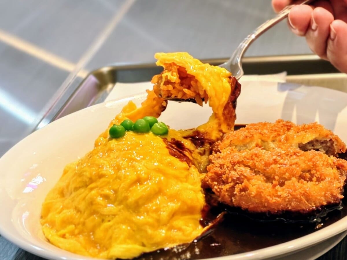 東京都大田区・羽田空港第1ターミナル・フードコートエリア「Sora chika」（「洋食屋 銀座グリルカーディナル エクスプレス」羽田空港限定・黒毛和牛入りメンチカツプレート）2