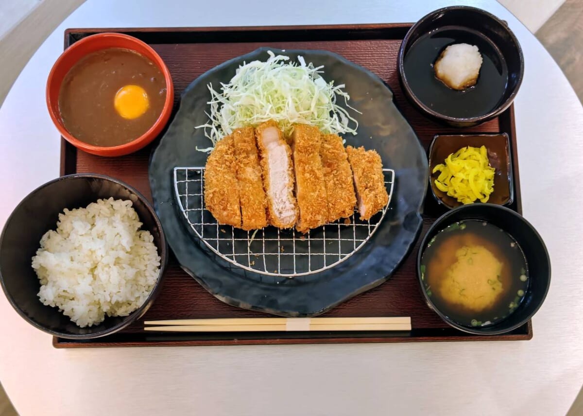 東京都大田区・羽田空港第1ターミナル・フードコートエリア「Sora chika」（「廚（くりや） くろぎ じゅんちゃん」東京とんかつ羽田スペシャル ロースカツ定食（ミニカレー付））