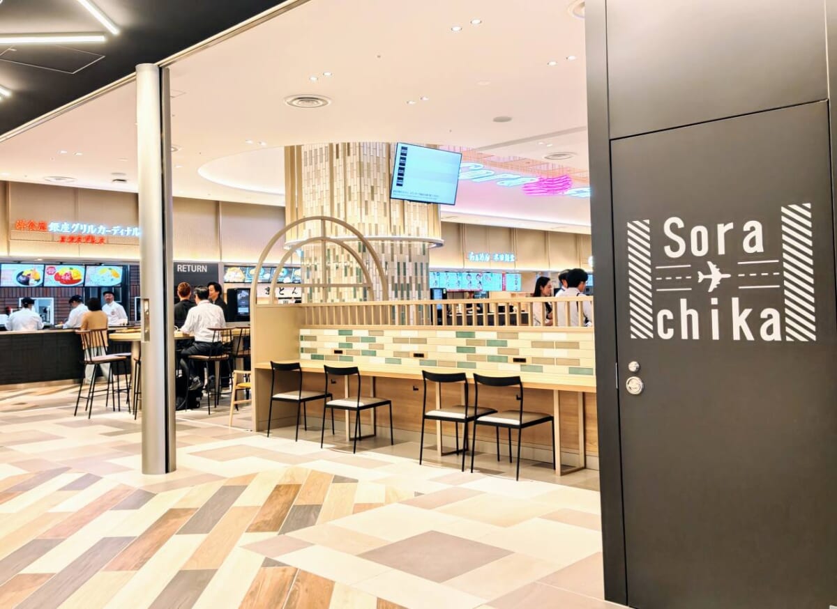 東京都大田区・羽田空港第1ターミナル・フードコートエリア「Sora chika」外観2