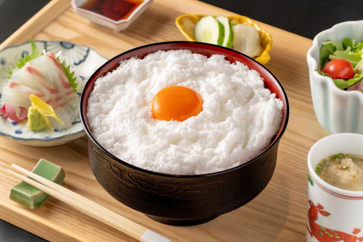 【名物ランチは黒と白の2つの親子丼】「いけすと炭と薪焼と 博多 とりとりと」福岡・天神にオープン