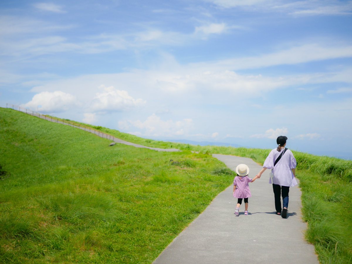 @puchimidori　#旅心フォトコンテスト　タイトル：空へと続く道　撮影日：2024年7月10日　撮影場所：静岡県伊東市　大室山　撮影機材：LUMIX DMC-GF7