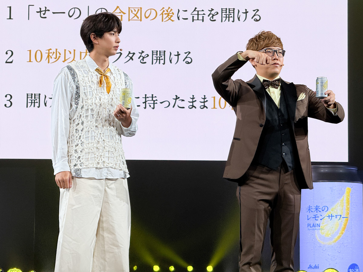 開栓のコツを説明するはじめしゃちょーさんとHIKAKINさん