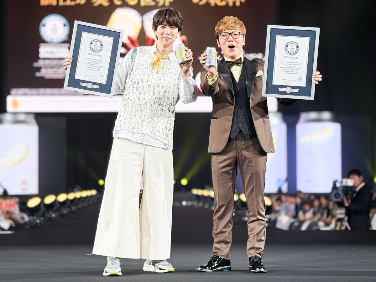 認定証と「未来のレモンサワー」を持って喜ぶはじめしゃちょーさんとHIKAKINさん
