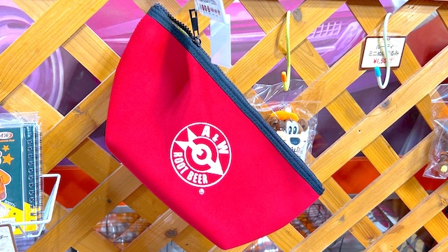 沖縄に行ったら絶対行って！アメリカのローカル感がたまらない「A&W名護店」で手に入るグッズを全部ご紹介！50’S LOGO POUCH