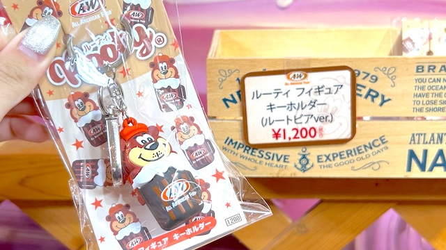 沖縄に行ったら絶対行って！アメリカのローカル感がたまらない「A&W名護店」で手に入るグッズを全部ご紹介！ルーティフィギュアキーホルダー（ルートビアver.）