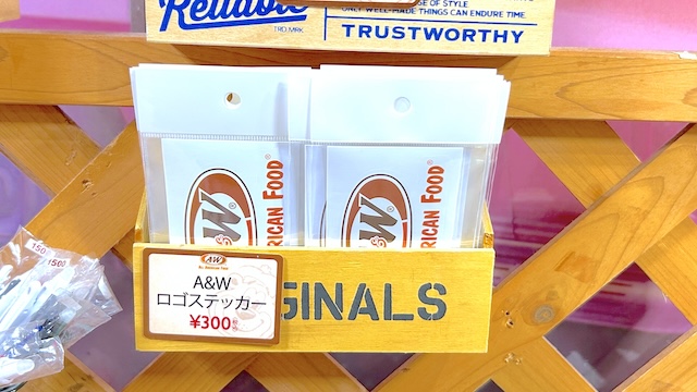 沖縄に行ったら絶対行って！アメリカのローカル感がたまらない「A&W名護店」で手に入るグッズを全部ご紹介！A&Wロゴステッカー