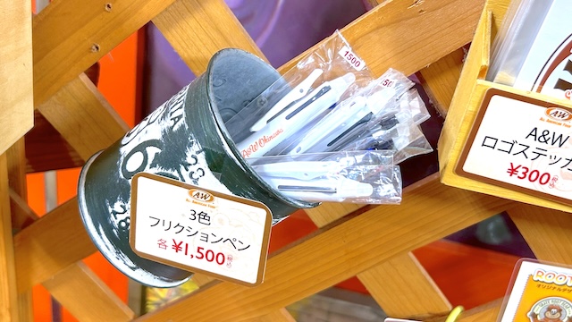 沖縄に行ったら絶対行って！アメリカのローカル感がたまらない「A&W名護店」で手に入るグッズを全部ご紹介！3色フリクションペン