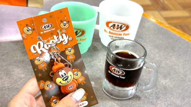 沖縄に行ったら絶対行って！アメリカのローカル感がたまらない「A&W名護店」で手に入るグッズを全部ご紹介！A&Wスーベニアマグ　ルーティフィギュアキーホルダー（ルートビアver.）ルートビア