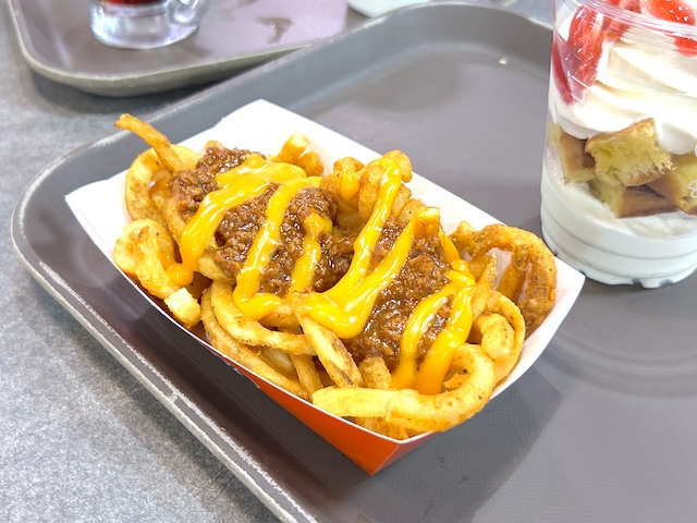 沖縄に行ったら絶対行って！アメリカのローカル感がたまらない「A&W名護店」で手に入るグッズを全部ご紹介！チリチーズカーリーフライ