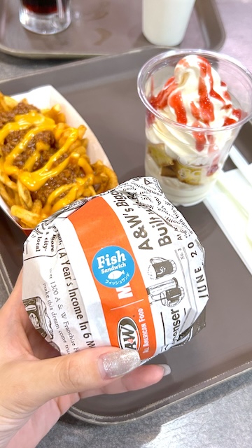 沖縄に行ったら絶対行って！アメリカのローカル感がたまらない「A&W名護店」で手に入るグッズを全部ご紹介！チリチーズカーリーフライ　ハンバーガー