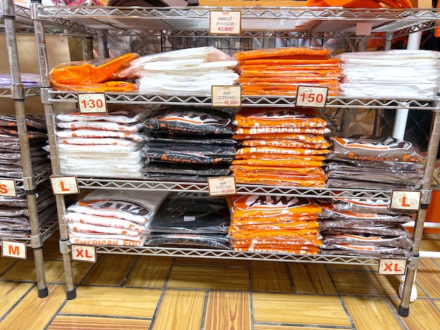 沖縄に行ったら絶対行って！アメリカのローカル感がたまらない「A&W名護店」で手に入るグッズを全部ご紹介！A&WロゴTシャツ