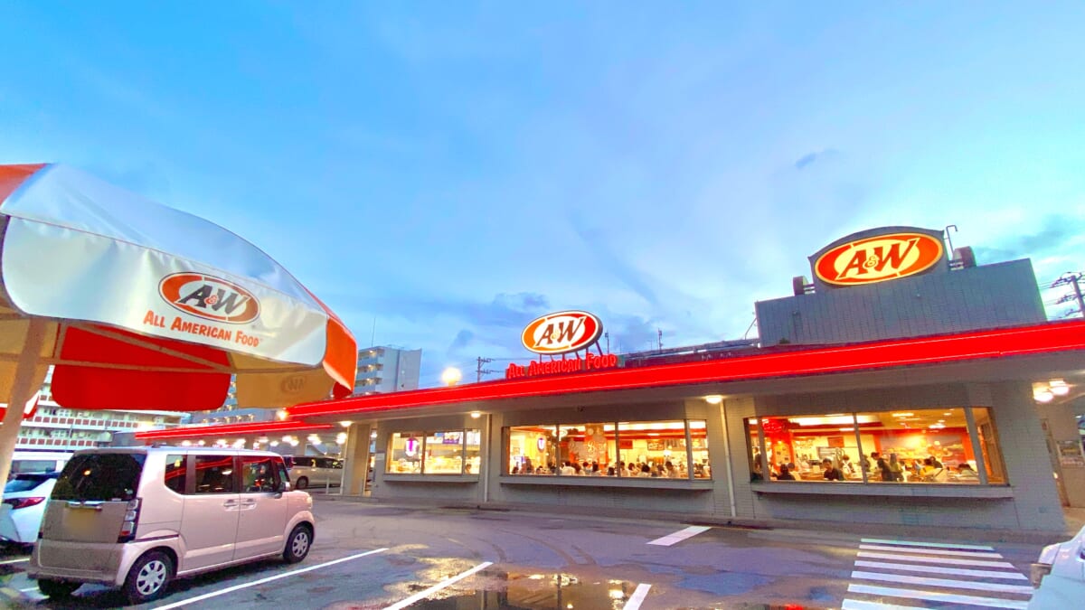 沖縄に行ったら絶対行って！アメリカのローカル感がたまらない「A&W名護店」で手に入るグッズを全部ご紹介！A&W名護店
