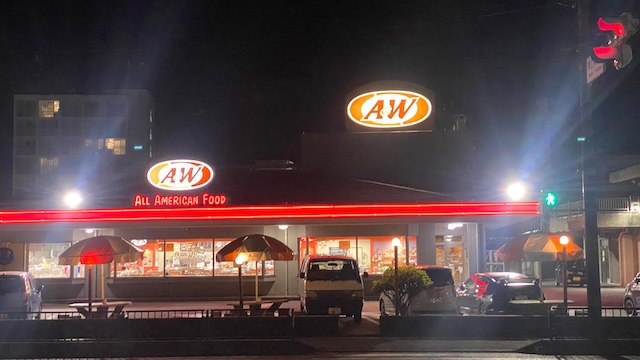 沖縄に行ったら絶対行って！アメリカのローカル感がたまらない「A&W名護店」で手に入るグッズを全部ご紹介！A&W名護店　夜景