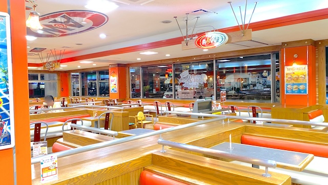 沖縄に行ったら絶対行って！アメリカのローカル感がたまらない「A&W名護店」で手に入るグッズを全部ご紹介！A&W名護店　店内