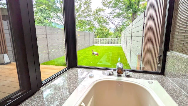 【亀の井ホテル 青梅】専用ドッグランを独り占め！多摩川を望む愛犬の宿　お風呂からのぞむドッグラン