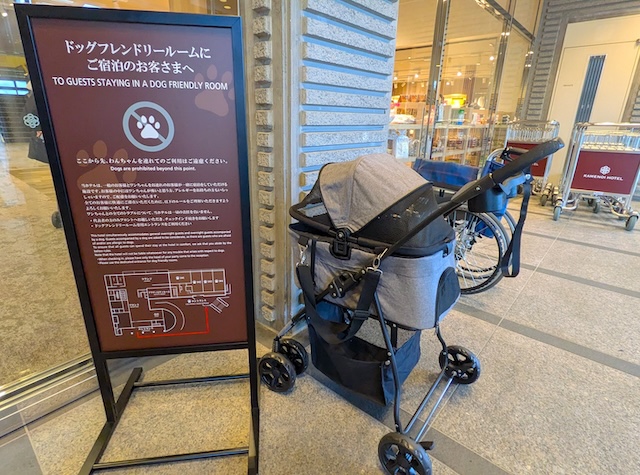 【亀の井ホテル 青梅】専用ドッグランを独り占め！多摩川を望む愛犬の宿　ドッグフレンドリールーム専用入り口