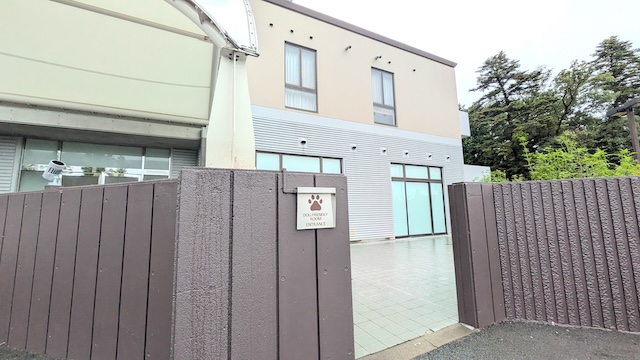 【亀の井ホテル 青梅】専用ドッグランを独り占め！多摩川を望む愛犬の宿　ドッグフレンドリールーム専用入り口