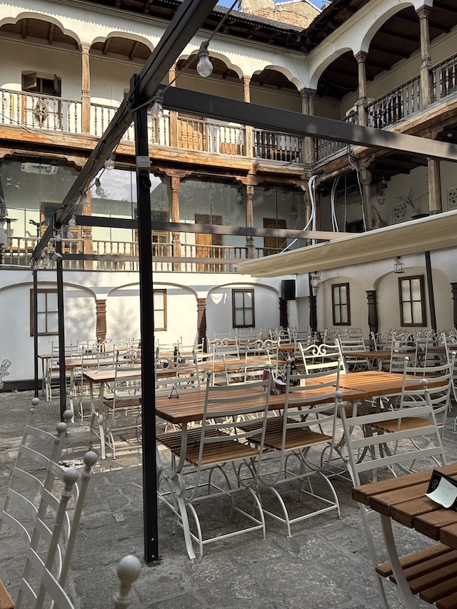 ルーマニア ブカレスト スターバックス Manuc's Inn ハヌル・ルイ・マヌク マヌクの宿 旧市街