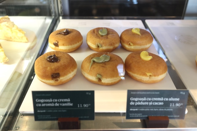 ルーマニア ブカレスト スターバックス Manuc's Inn ハヌル・ルイ・マヌク ドーナツ Gogoașă ゴゴアシャ