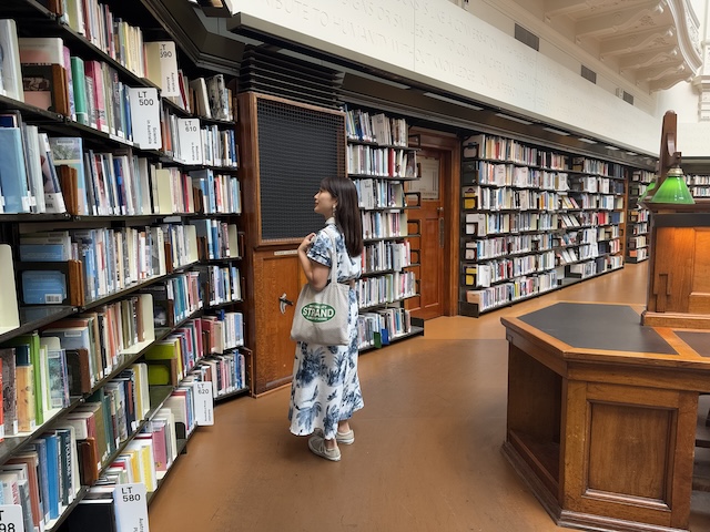 ビクトリア州立図書館 メルボルン　世界一美しい図書館　ラ・トローブ閲覧室　オーストラリア　フォトスポット　本棚