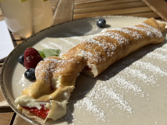 スロバキア　ブラチスラヴァ　観光　ウィーンから１時間　カフェ　パンケーキ　断面