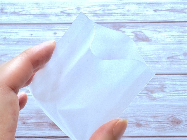 セリア トラベル用「熱圧着パウチ容器」液体物入れやすい 開いたところ