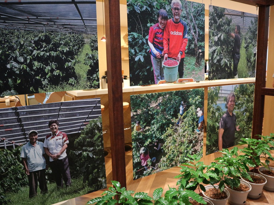 店内の様子（コーヒー栽培従事者の方々）