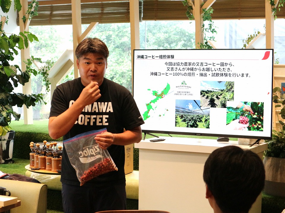 コーヒーチェリーの味を確かめる