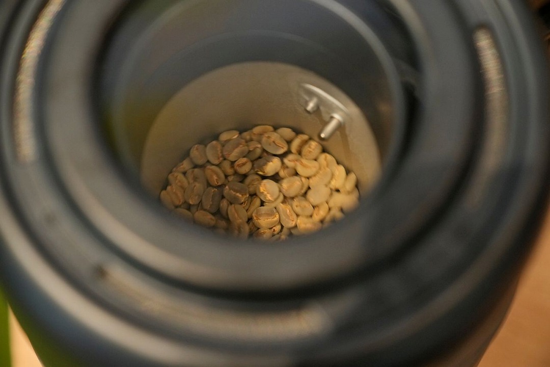 生豆を焙煎器にかける