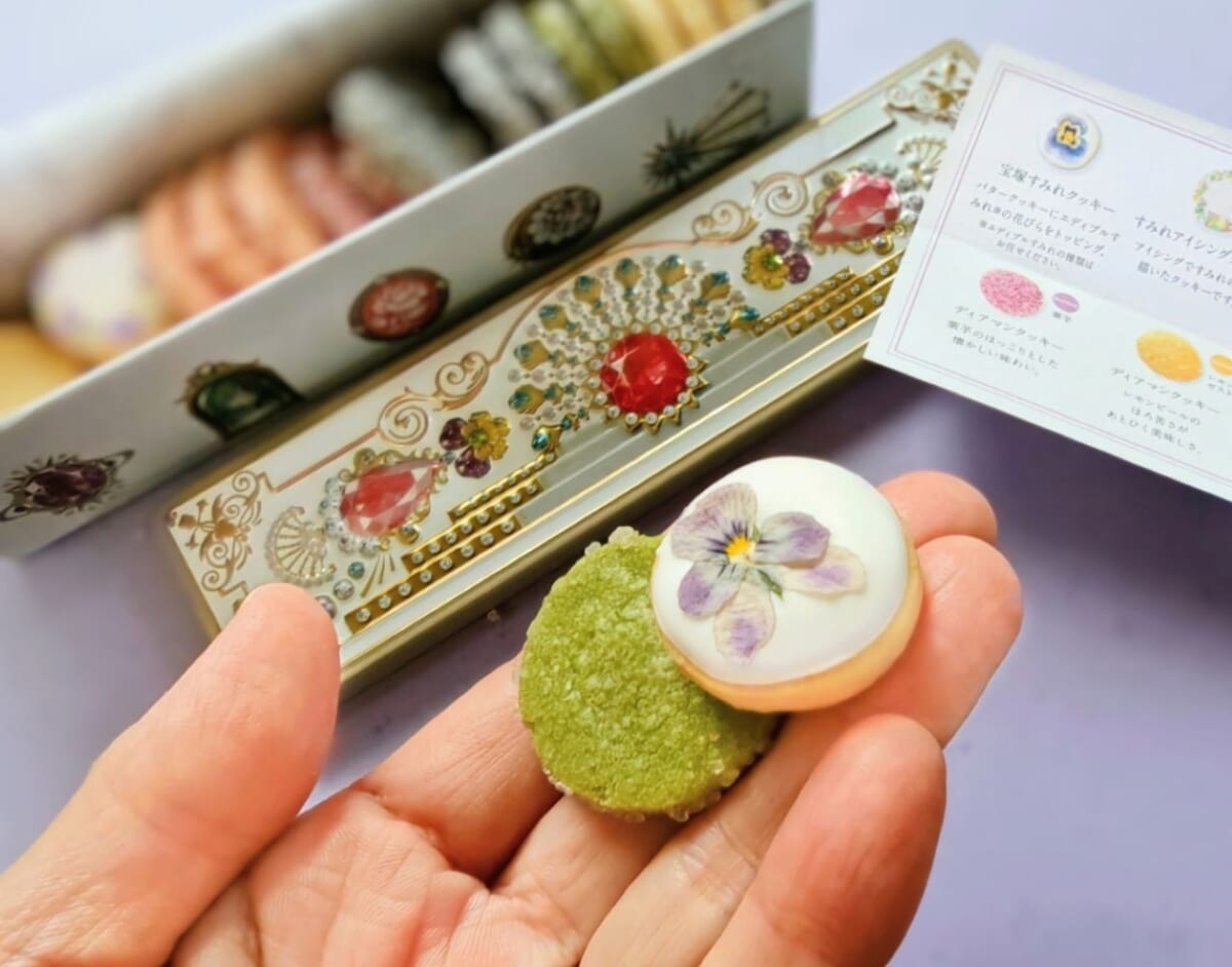 東京都千代田区・「パティスリー マグノリア 有楽町店」宝塚すみれクッキー(手にした時のサイズ)