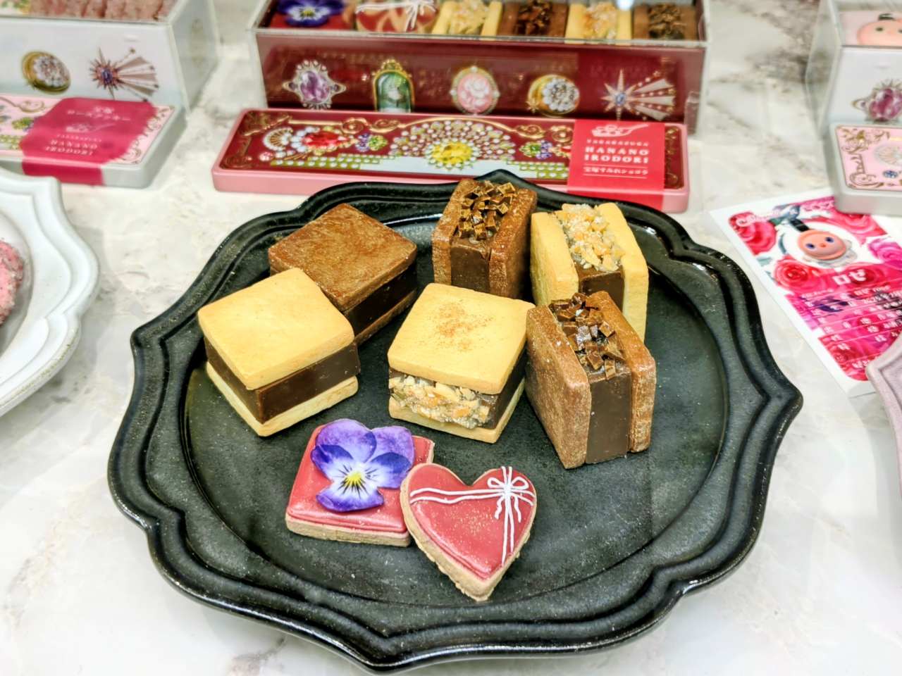 東京都千代田区・「パティスリー マグノリア 有楽町店」季節限定・宝塚すみれショコラ(ディスプレイ)2