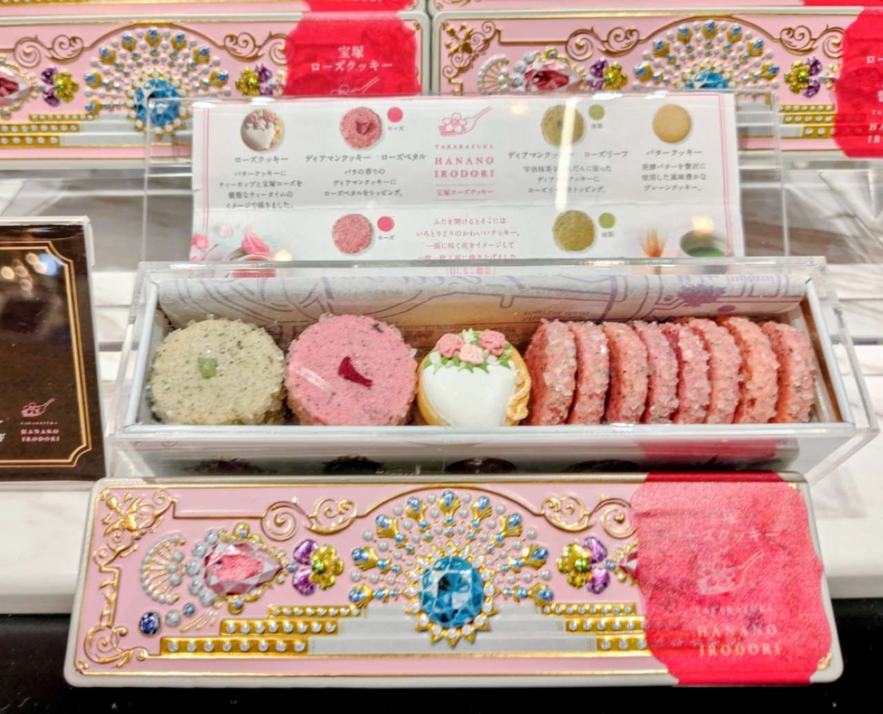 東京都千代田区・「パティスリー マグノリア 有楽町店」宝塚ローズクッキー(ディスプレイ)