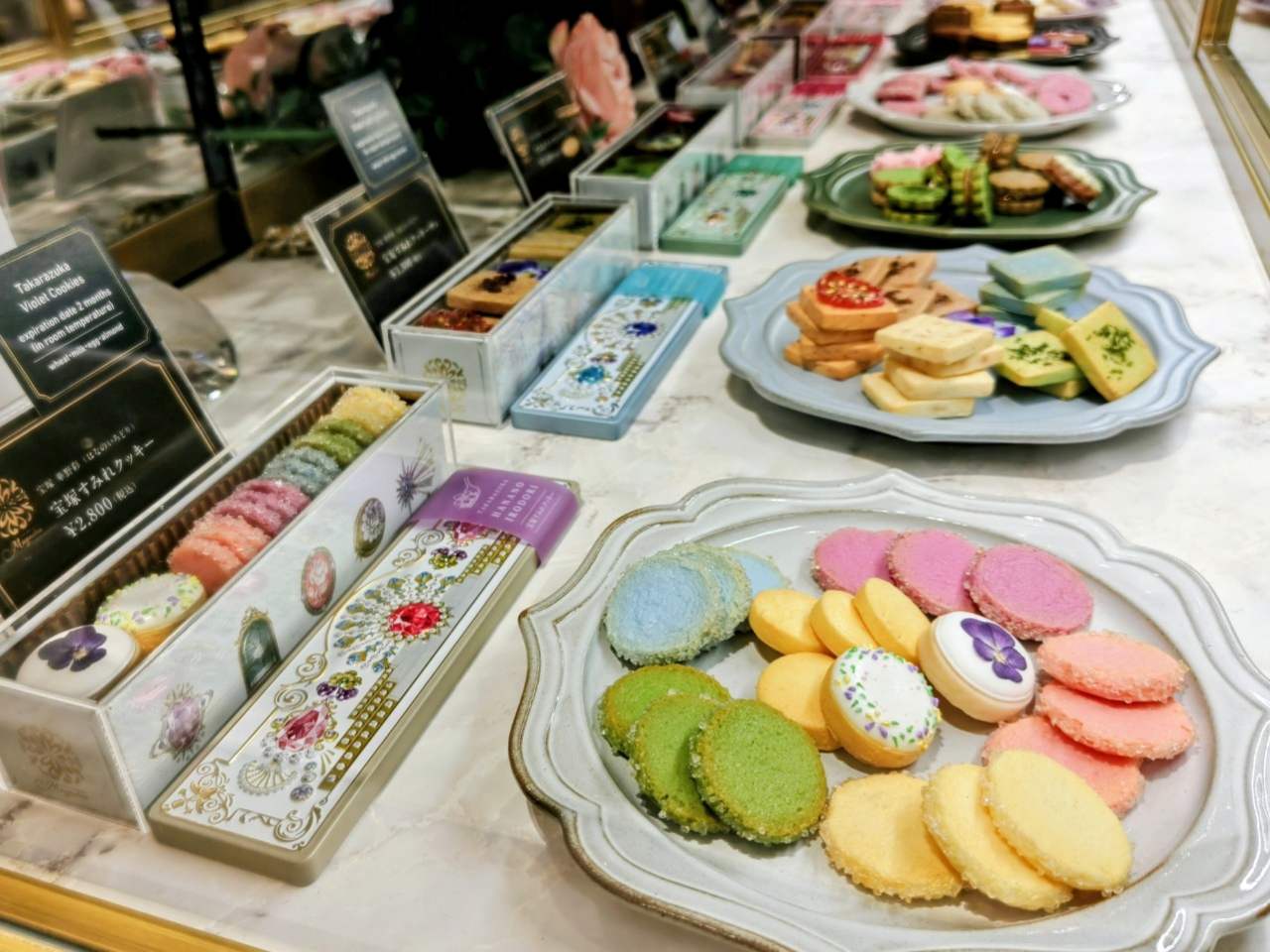 東京都千代田区・「パティスリー マグノリア 有楽町店」ショーケース2